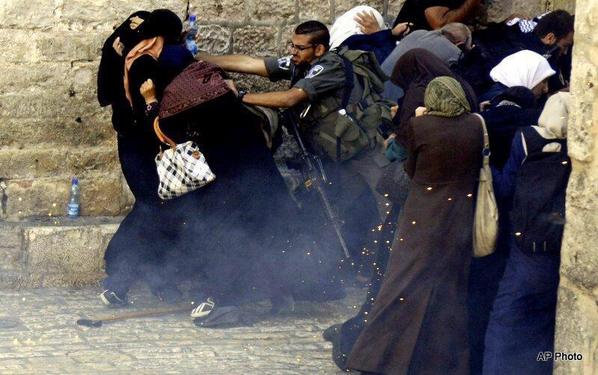 Pemuda Palestina Hadang Tentara Zionis Yang Lakukan Penangkapan